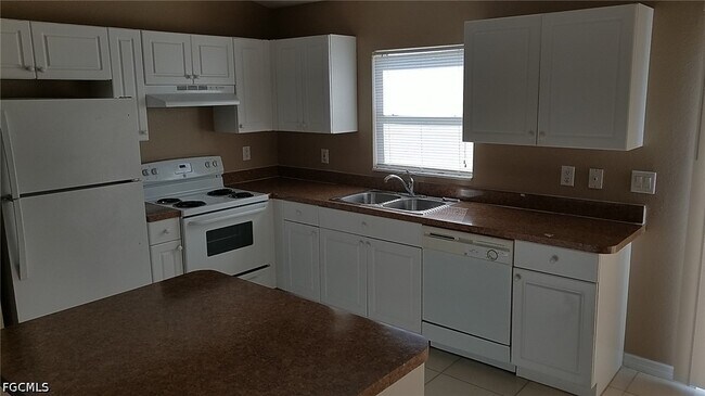 Building Photo - 932 Dobbins St E