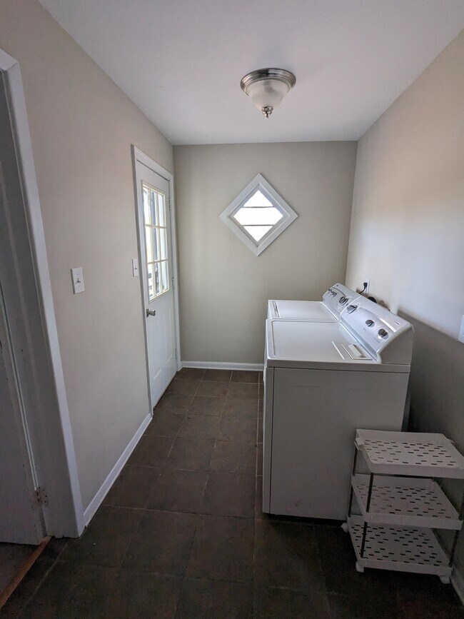 Building Photo - 315 Martha Lee Dr
