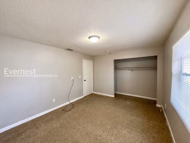 Building Photo - 3062 St Paul Dr