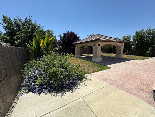 Building Photo - SE Visalia home Coming Soon!!