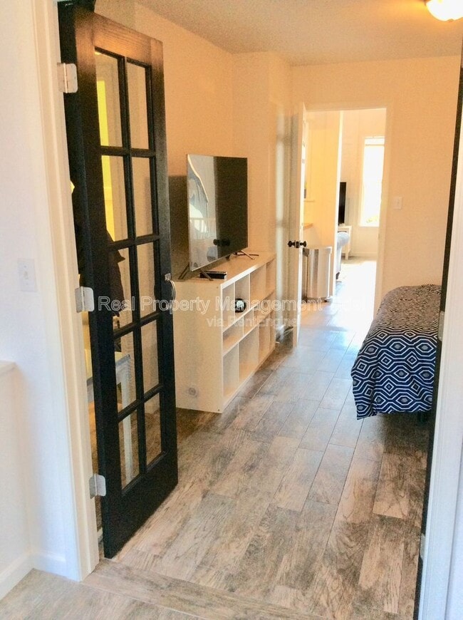 Building Photo - 430 Falling Ln