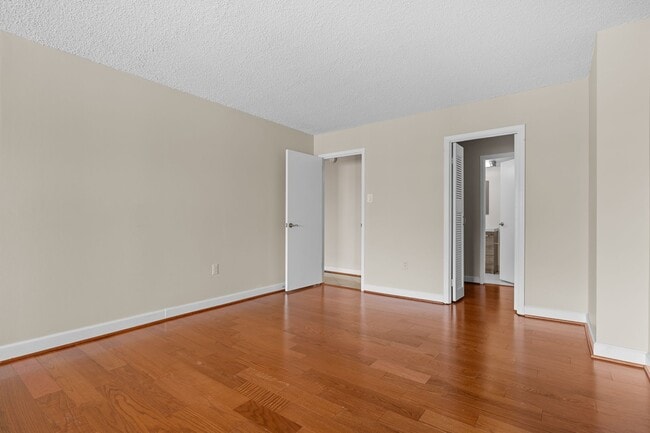 Building Photo - Spacious Renovated Dupont Circle Condo Walking Distance to Metro!
