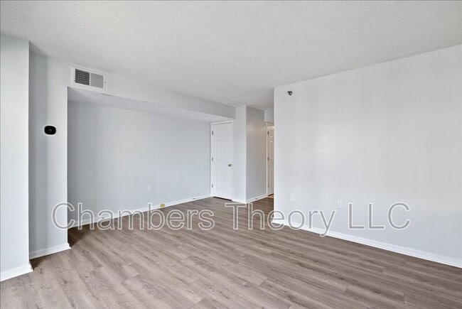 Building Photo - 1301 N Courthouse Rd