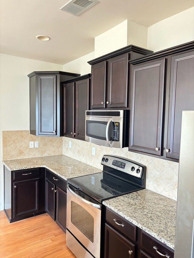 Building Photo - Renovated 3Bd, 2.5Ba End Unit Lake Norman Townhome with Fenced-in Yard and 1 Car Garage Coming Soon