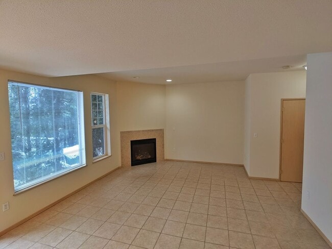 Building Photo - Townhouse, 2BD/1.5BA Condo, Radiant Heat Floors Incl Garage
