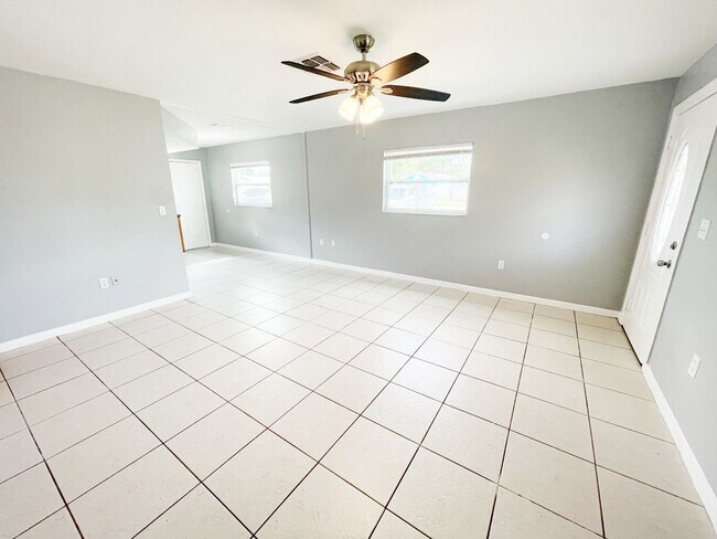 Building Photo - 2BED/1BATH Duplex COMING SOON!