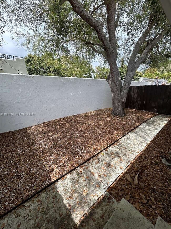 Building Photo - 571 NE 67th St