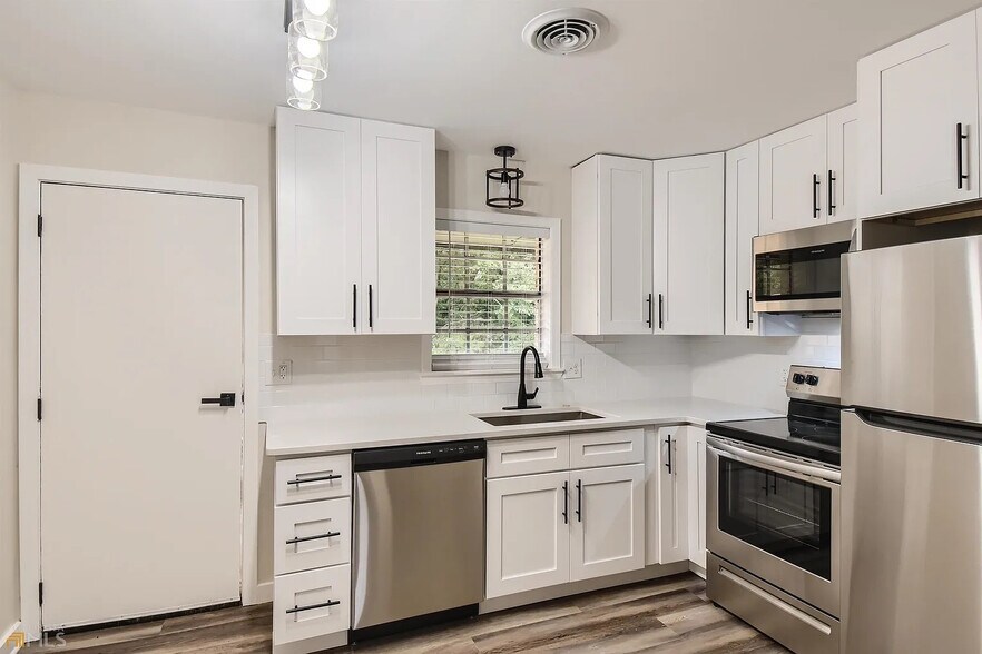 Building Photo - Room in Apartment on Cleveland St