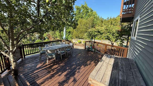 Building Photo - Pristine Single-Family Home in the Heart o...