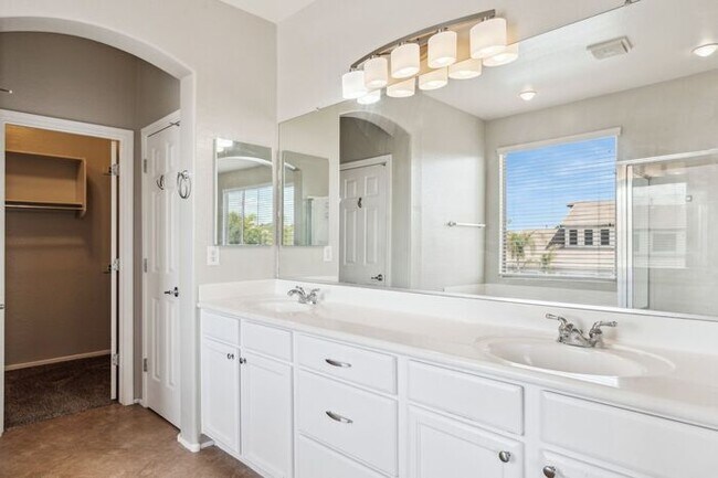 Building Photo - Beautiful 5 Bedroom 3 Bath home