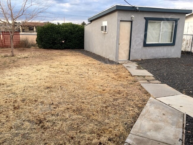 Building Photo - COZY TWO BEDROOM HOME
