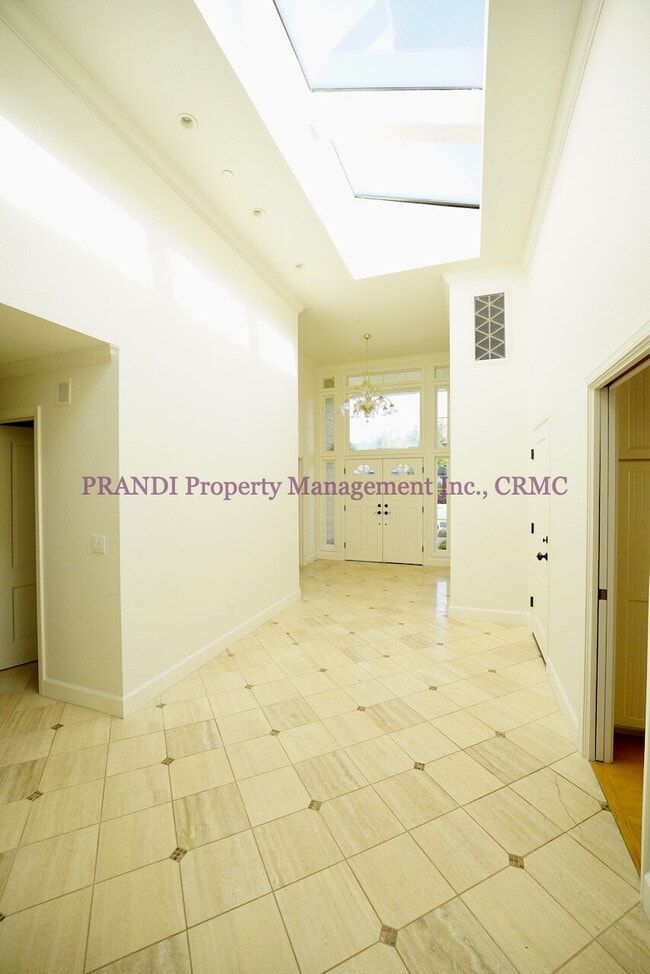 Building Photo - Country Club Home on Corner Lot, All One L...