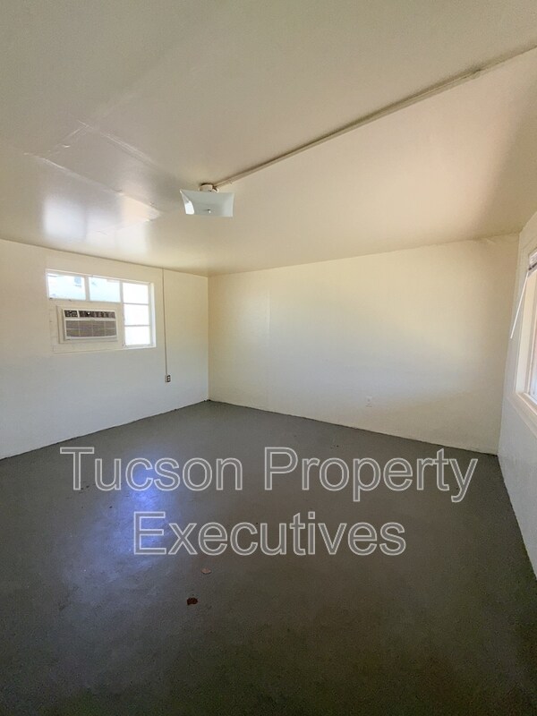 Building Photo - 3314 E Benson Hwy