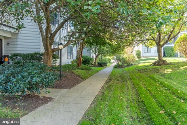 Building Photo - 1625 Carriage House Terrace
