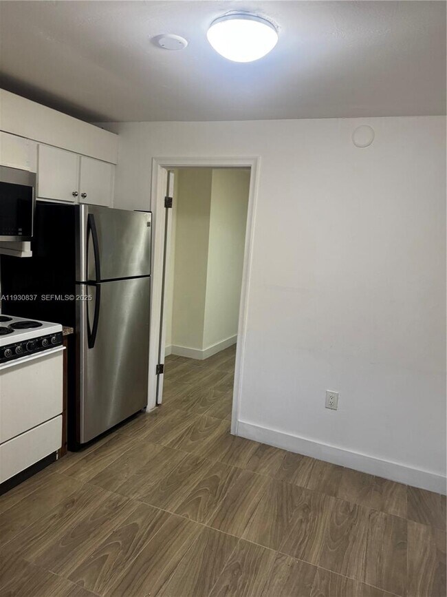 Building Photo - 227 SW 11th Ave