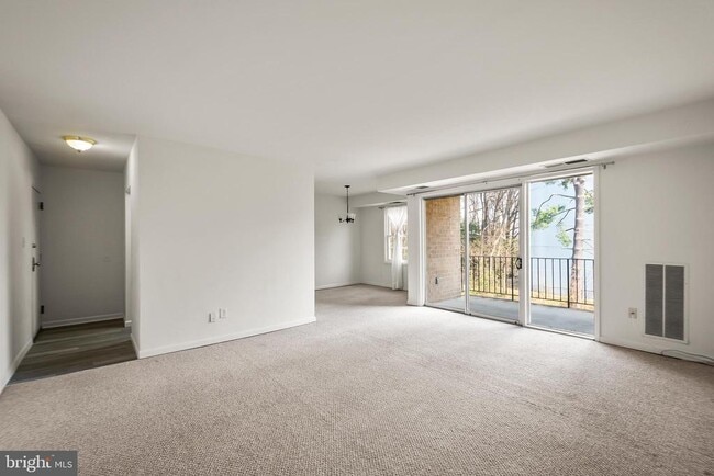 Building Photo - 3945 Lyndhurst Dr