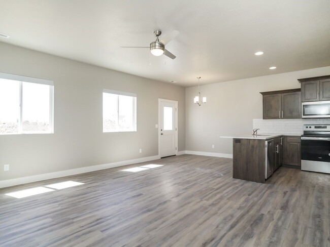 Building Photo - Beautiful 3 Bed 2.5 Bath Townhome in West ...