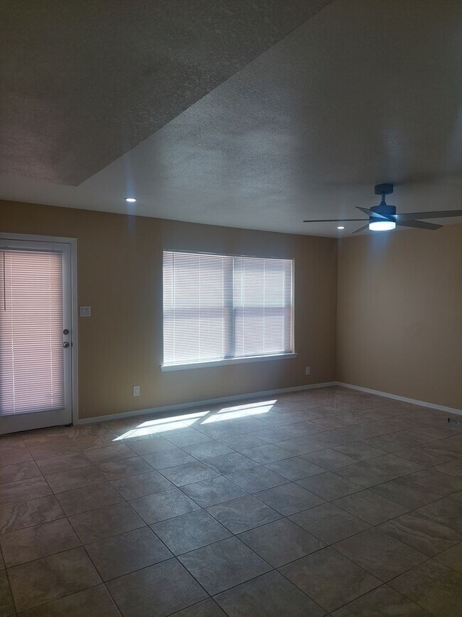 Building Photo - 4 BEDROOM 3 BATHROOM HOME! fully remodeled...
