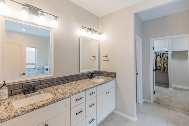Building Photo - Modern 4 Bed 3 Bath - Pets Allowed!