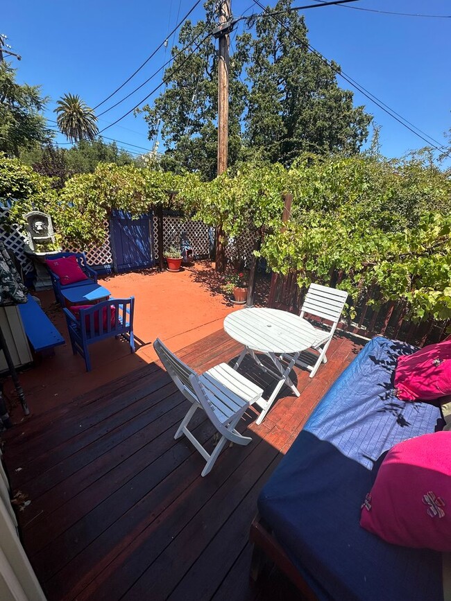 Building Photo - Gorgeous 4 Bed 2.5 Bath, single family hom...