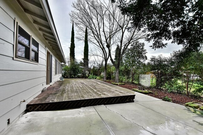 Building Photo - 498 Nut Tree Ct