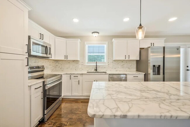 Building Photo - 5008 Suter Dr