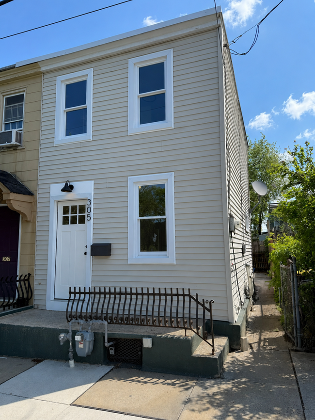 Building Photo - Beautifully Renovated 2 bedroom Tiny Home - End-of-Row Unit w/ Laundry!