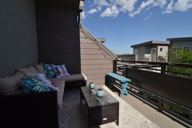 Building Photo - Modern 3 Bedroom 3 Full Bathroom Townhome in Midvale!!!