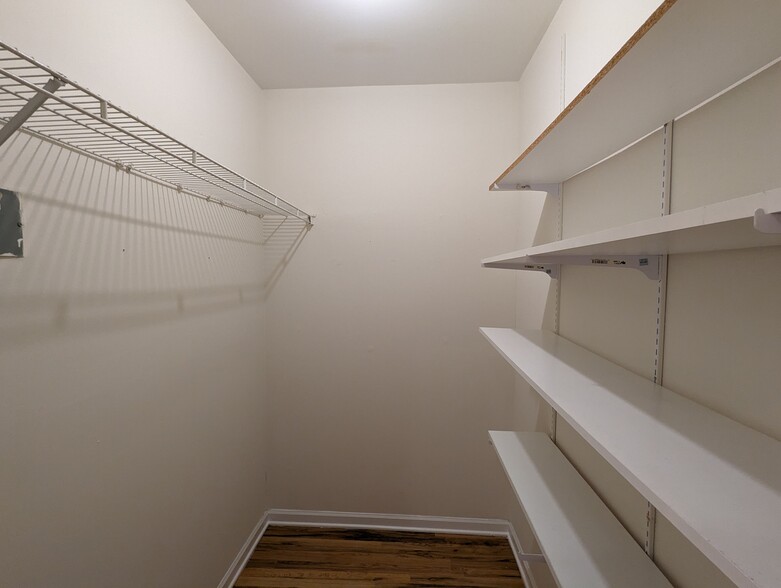 Building Photo - 912 W Dakin St