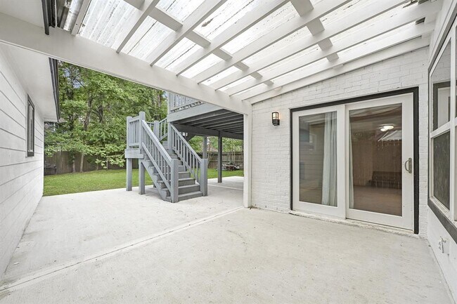 Building Photo - 725 Talmalge Hall Dr