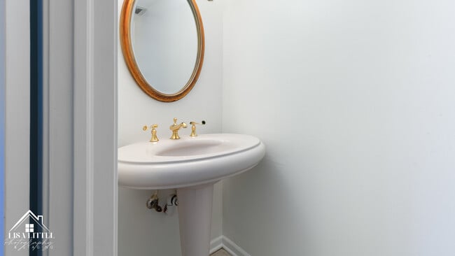 Building Photo - 2S661 Ave Normandy W