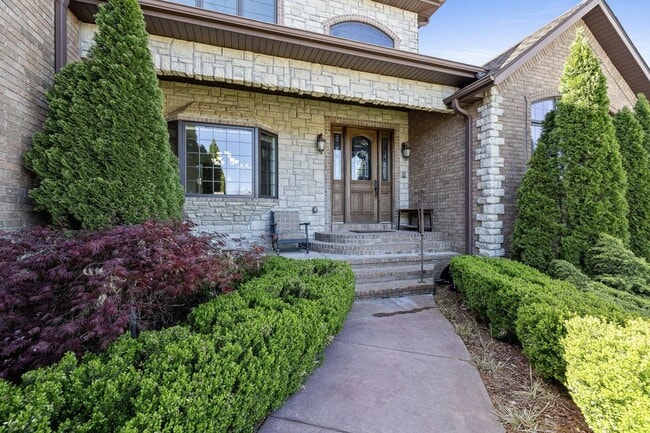 Building Photo - 5 Bedroom Dream Home!