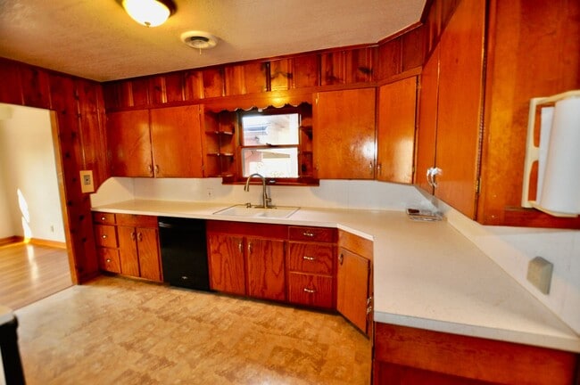 Building Photo - FOR LEASE! Nice 5 BR - 3 Bath - 2,600+ sf ...