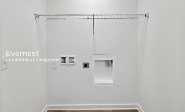 Building Photo - 3 Bed/3 Bath Townhome with Off-Street Parking / Pet-Friendly / Vouchers Accepted / Available Now!