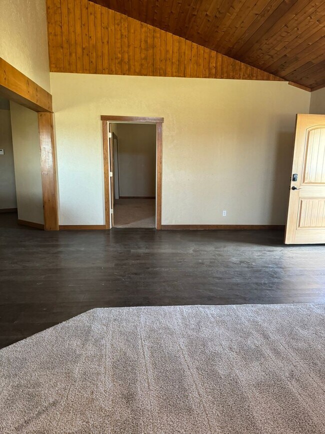 Building Photo - ** Spacious Retreat in Terra Estates II **