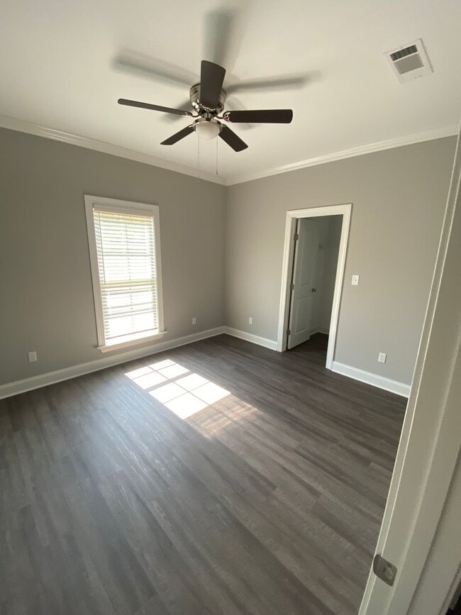 Building Photo - 140 Scarlet Wy