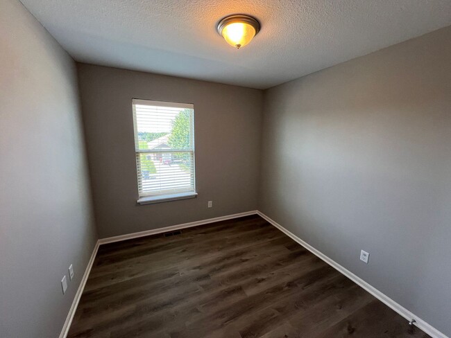 Building Photo - Beautiful 3/2.5 Duplex in Blue Springs!