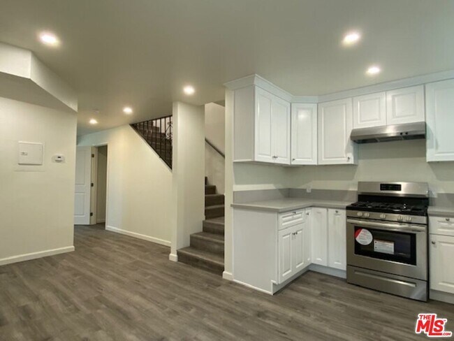 Building Photo - 4832 Rosewood Ave