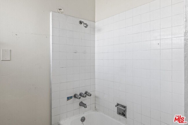 Building Photo - 11131 Rose Ave