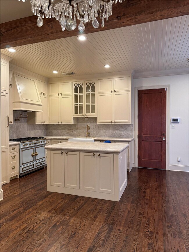 Building Photo - 5124 Chevy Chase Dr