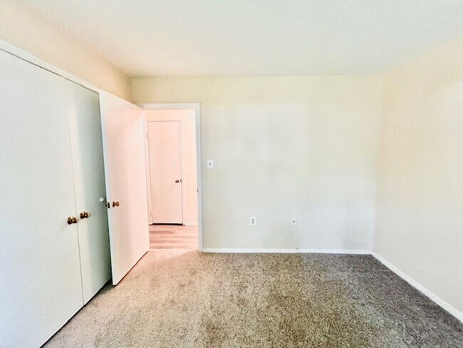 Building Photo - Cozy Oasis in Rockville!