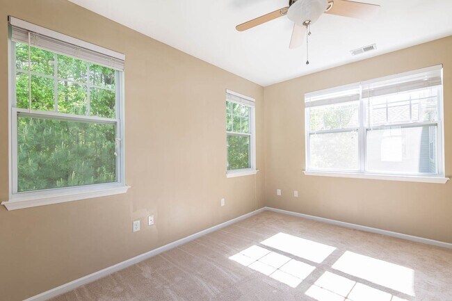 Building Photo - 2404 Leytonstone Dr