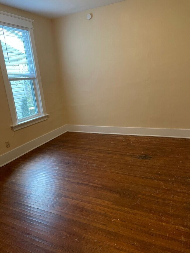 Building Photo - 917-919 W 7th St