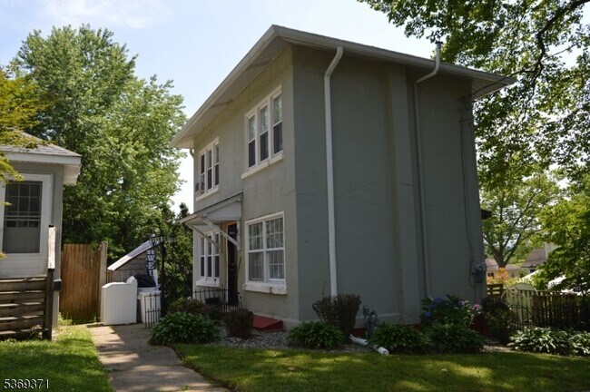 Building Photo - 923 Hillside Rd