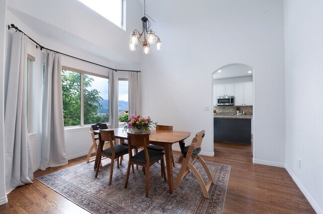Building Photo - Elegant Mountain-View Retreat in Stone Cro...
