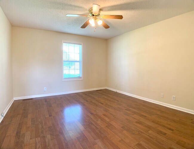 Building Photo - 605 Millie Dr