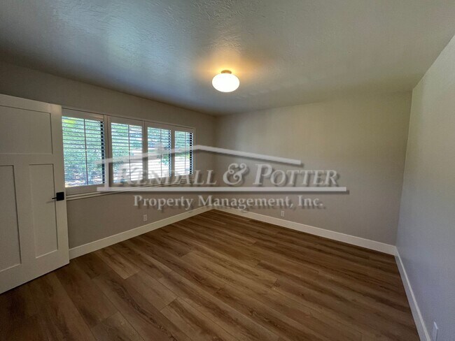 Building Photo - Beautifully Remodeled 4 Bed/2 Full Bath + 2 1/2 Bath Country Club Park Home
