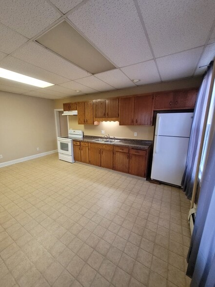 Building Photo - 227 Pleasant St