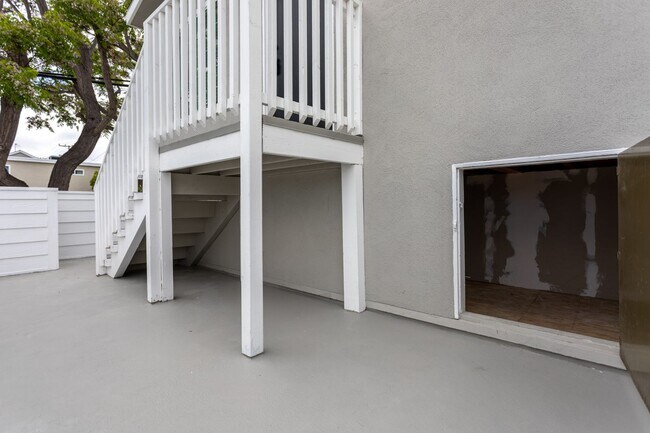 Building Photo - 520 Poinsettia Ave