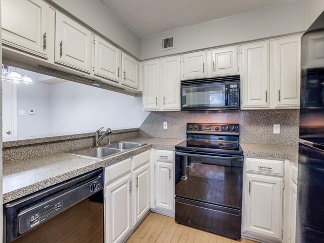 Building Photo - 2 Bedroom Townhome by SMU with a Pool!